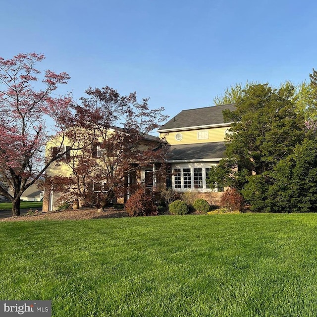 13 Green Lawn Dr, Ephrata, PA 17522 - view of front of property featuring a front lawn