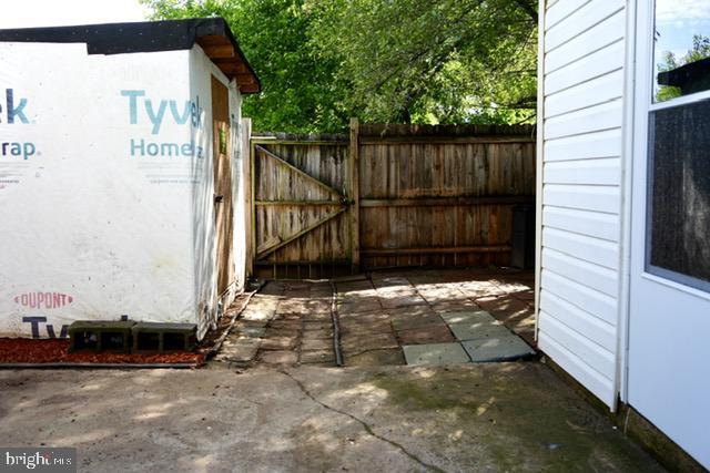 7851 W Point Ct, Manassas, VA 20109 - view of patio / terrace with a gate