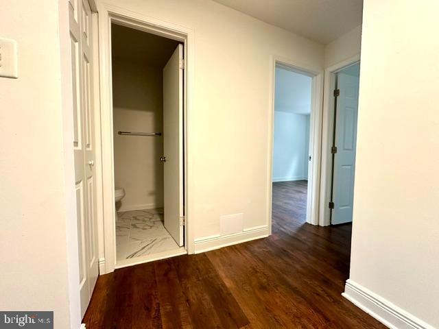 7851 W Point Ct, Manassas, VA 20109 - hallway featuring wood finished floors and baseboards