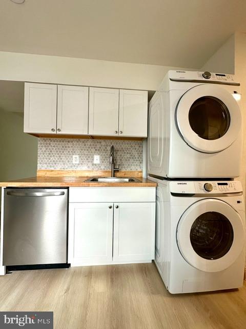 7851 W Point Ct, Manassas, VA 20109 - washroom featuring stacked washing machine and dryer and light wood-type flooring