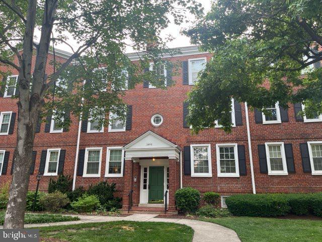 2950 S Columbus St Unit C1, Arlington, VA 22206 - view of property featuring brick siding and a front lawn