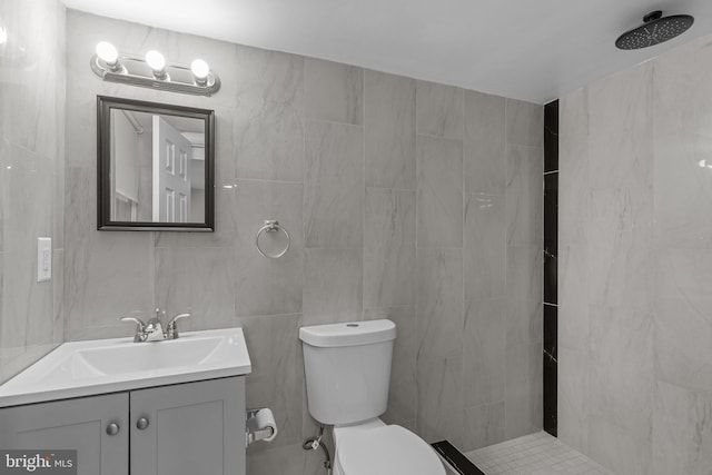 3647 Friar Rd, Philadelphia, PA 19154 - bathroom with a tile shower, vanity, and tile walls