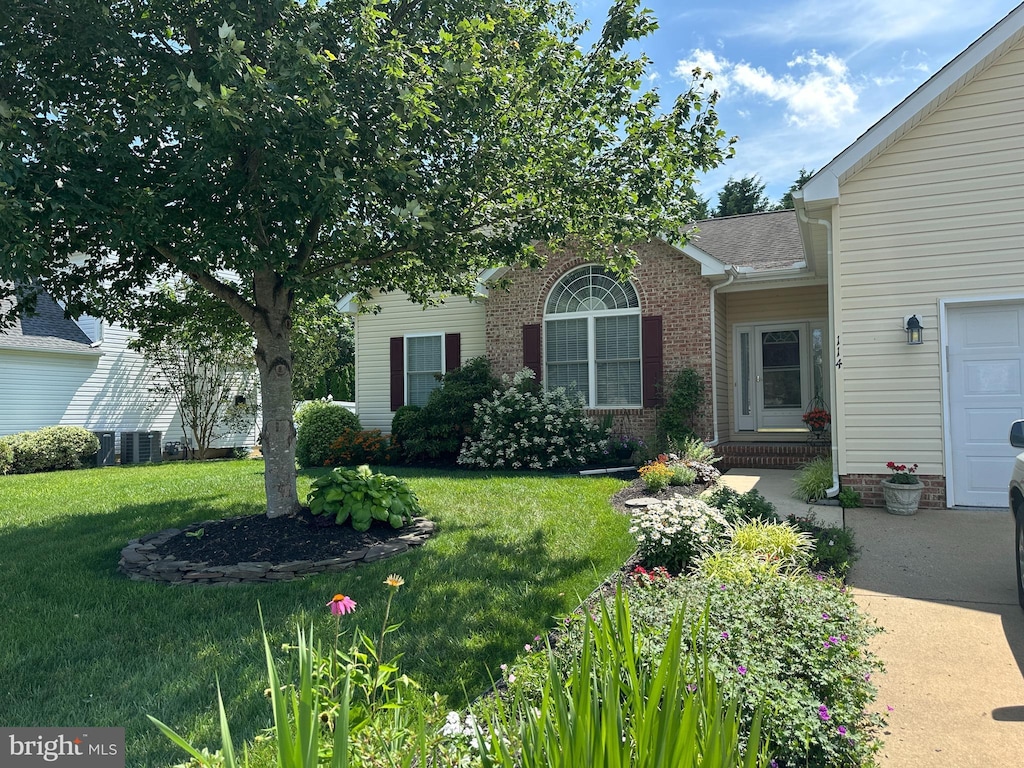 114 E Minglewood Dr, Middletown, DE 19709 - view of front of property with a front yard and brick siding