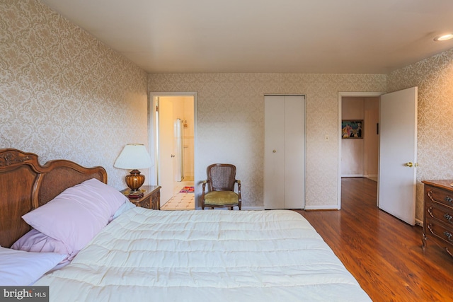 7119 Pheasant Cross Dr, Baltimore, MD 21209 - bedroom featuring wallpapered walls, wood finished floors, and ensuite bath