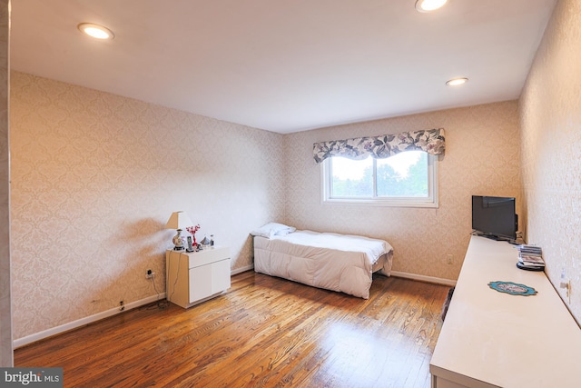 7119 Pheasant Cross Dr, Baltimore, MD 21209 - bedroom featuring wood finished floors, wallpapered walls, and recessed lighting