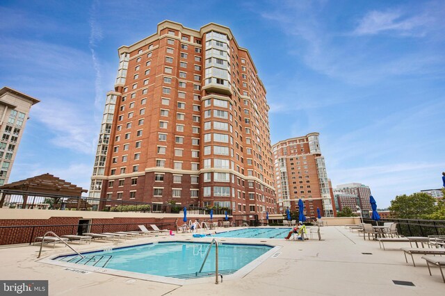 2121 Jamieson Ave Unit 707, Alexandria, VA 22314 - community pool with a patio area