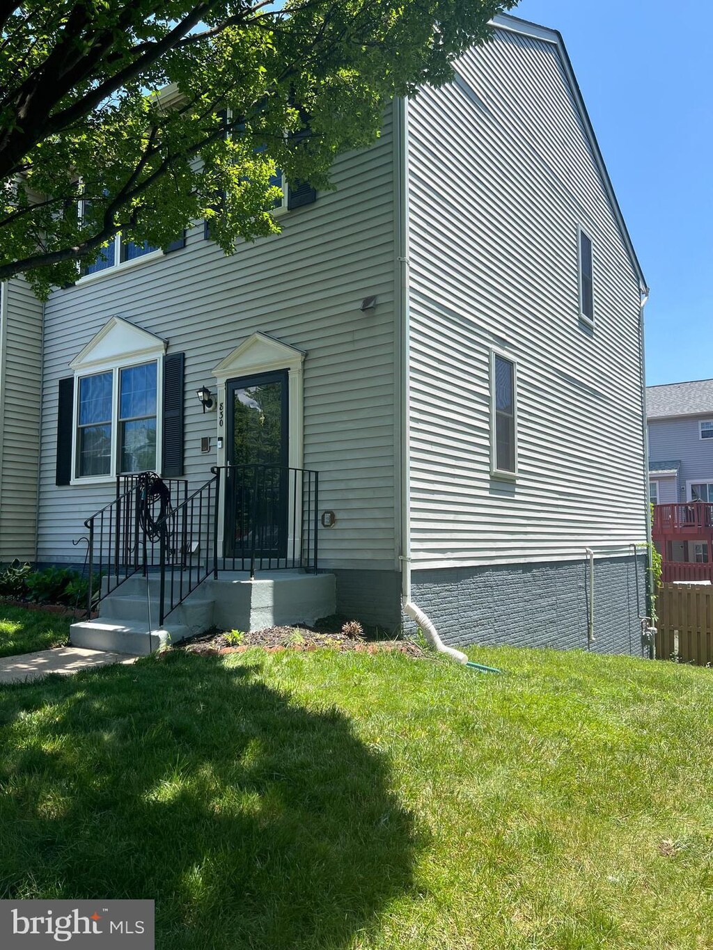 830 Alabaster Ct, Capitol Heights, MD 20743 - view of front facade with a front lawn
