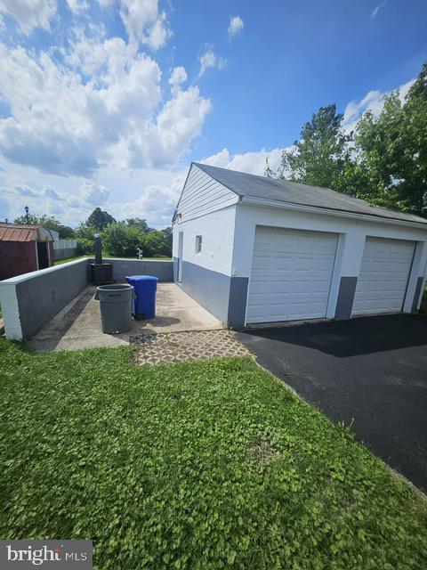 1608 Howard, Baltimore, MD 21221 - garage with driveway