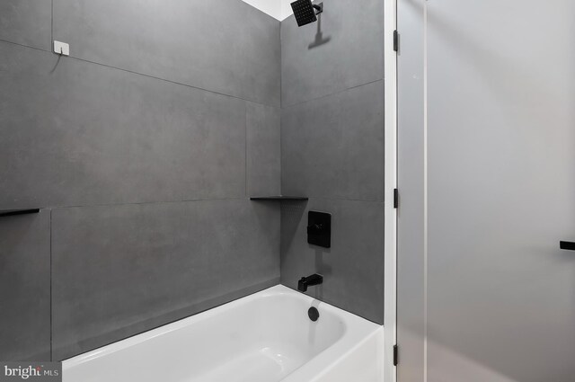 3306 E Lombard St, Baltimore, MD 21224 - full bath featuring shower / washtub combination