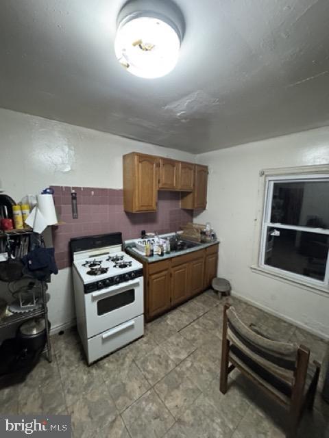 3230 N Lee St, Philadelphia, PA 19134 - kitchen featuring white gas range oven and tile walls