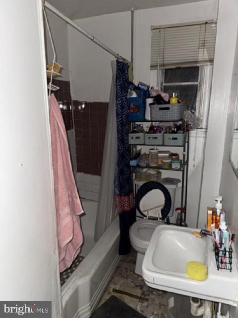3230 N Lee St, Philadelphia, PA 19134 - bathroom featuring a sink and shower / tub combo