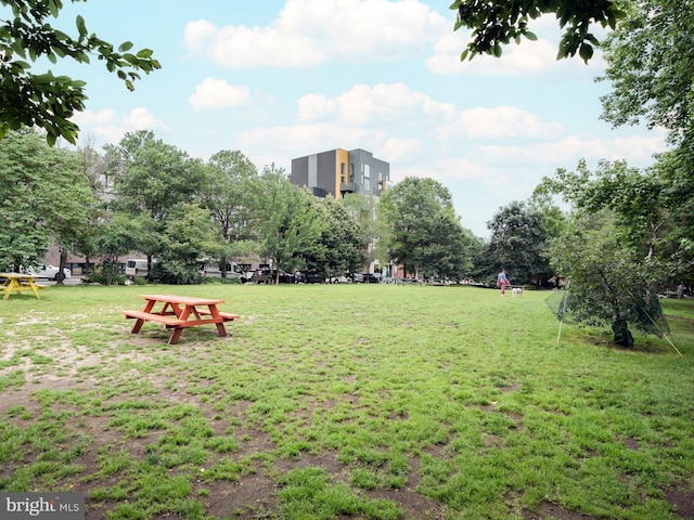 1005 N 3rd St, Philadelphia, PA 19123 - view of home's community with a lawn