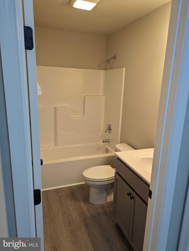 105 Fairfax Ln Unit 84, Dover, DE 19901 - full bath featuring wood finished floors, vanity, and bathing tub / shower combination