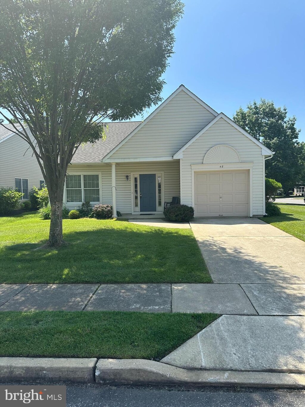 48 Wagon Wheel Ln, Columbus, NJ 08022 - ranch-style house featuring a garage, driveway, and a front yard