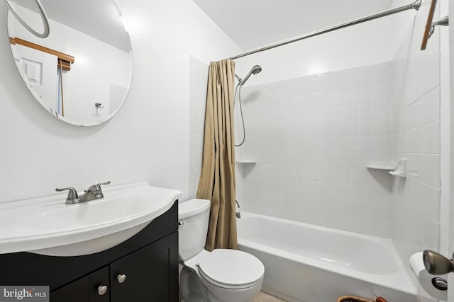7491 Slagle Ln, Manassas, VA 20111 - full bath featuring vanity and shower / tub combo with curtain