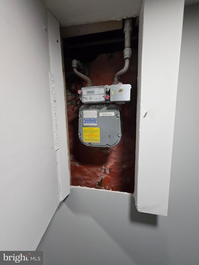 940 E 41st St, Baltimore, MD 21218 - utility room featuring gas meter