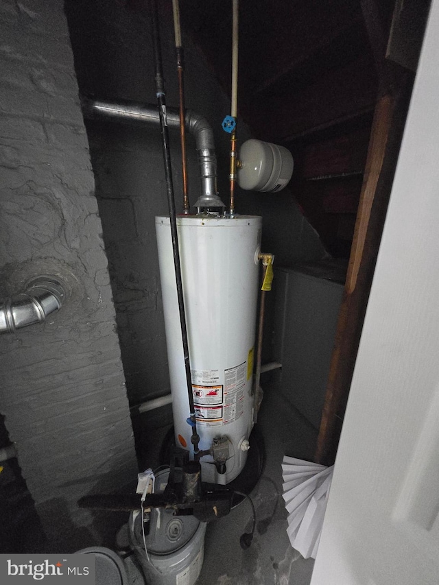940 E 41st St, Baltimore, MD 21218 - utility room featuring gas water heater