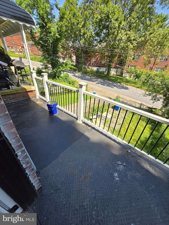 940 E 41st St, Baltimore, MD 21218 - view of covered porch