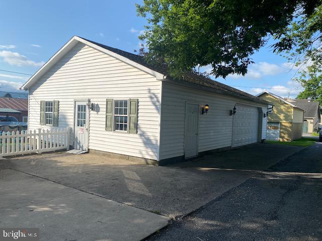 21 Willow St, Milroy, PA 17063 - view of front of home with a garage