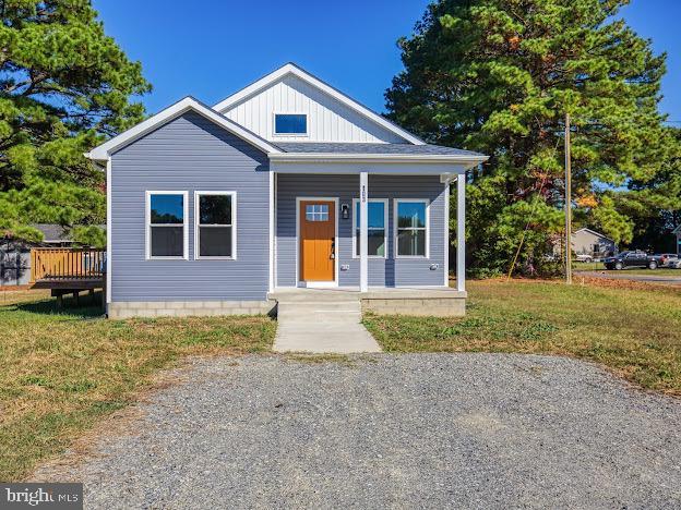 103 Woodland Dr, Montross, VA 22520 - bungalow-style home with a porch, board and batten siding, and a front lawn