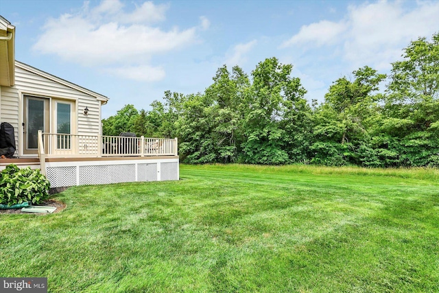 134 Woodhaven Dr, Gettysburg, PA 17325 - view of grassy yard with a wooden deck
