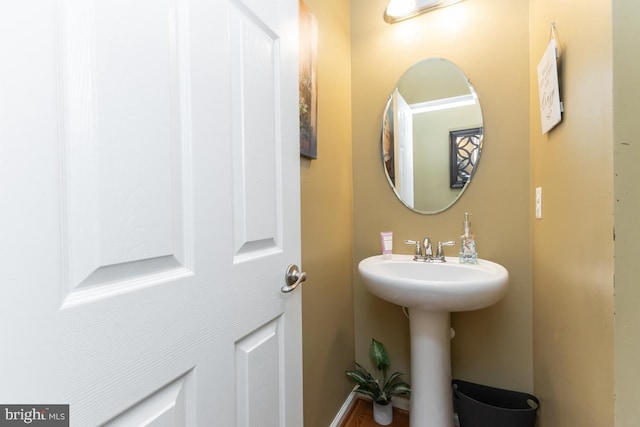 16435 Regatta Ln, Woodbridge, VA 22191 - bathroom featuring a sink