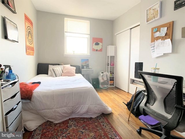 304 W Wildey St, Philadelphia, PA 19123 - bedroom featuring light wood-style floors, a closet, and an office area