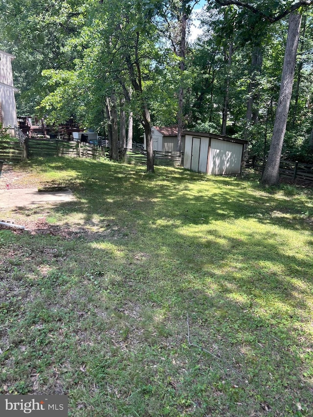 12157 Pineneedle Ct, Woodbridge, VA 22192 - view of yard with a storage unit