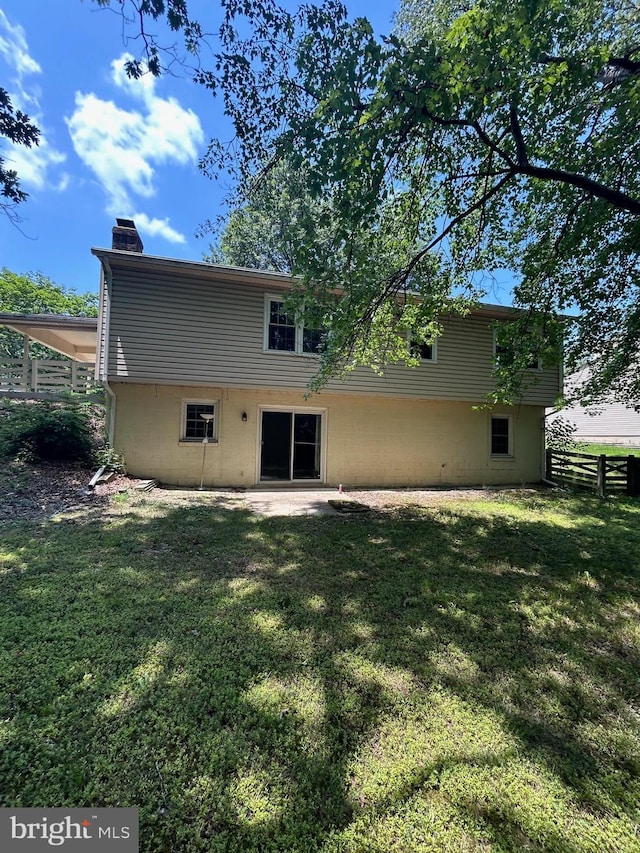 12157 Pineneedle Ct, Woodbridge, VA 22192 - rear view of house with a chimney