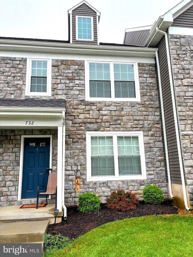 732 Farmwood Ln, Lebanon, PA 17042 - entrance to property with stone siding