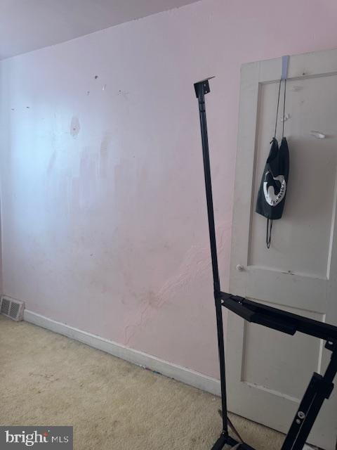 1814 S Newkirk St, Philadelphia, PA 19145 - detailed view of baseboards and carpet floors