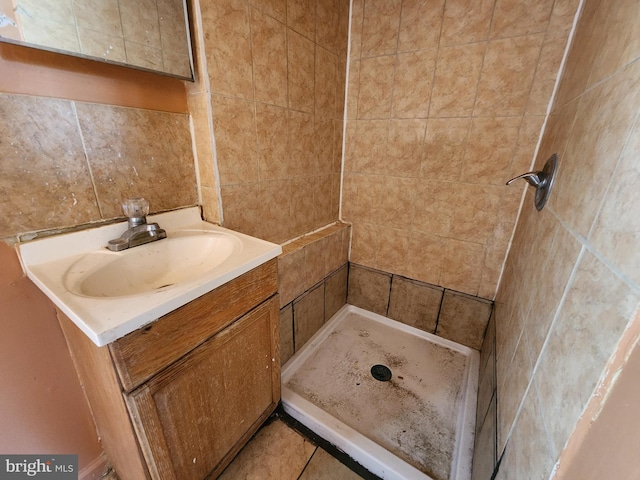101 S Payson St, Baltimore, MD 21223 - bathroom featuring vanity, tiled shower, and tile walls