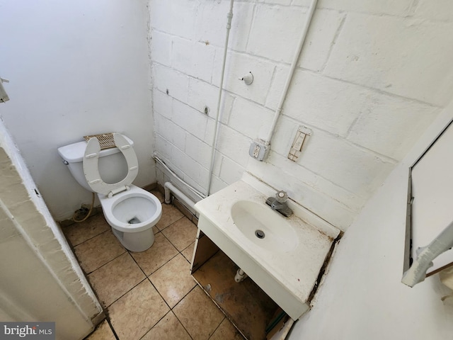 101 S Payson St, Baltimore, MD 21223 - bathroom featuring tile patterned flooring and vanity