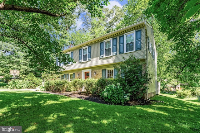8614 Braeburn Dr, Annandale, VA 22003 - colonial house featuring a front lawn