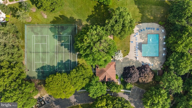 28 Powell Ct, Hightstown, NJ 08520 - bird's eye view of a pool