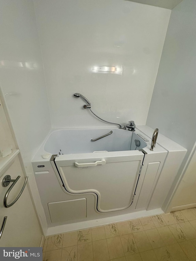 2475 Wharton Rd, York, PA 17402 - bathroom with a bath