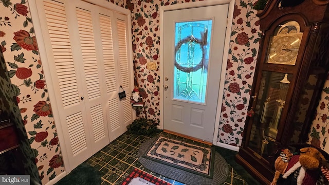 59 Singer Rd, New Freedom, PA 17349 - foyer entrance with wallpapered walls and baseboards