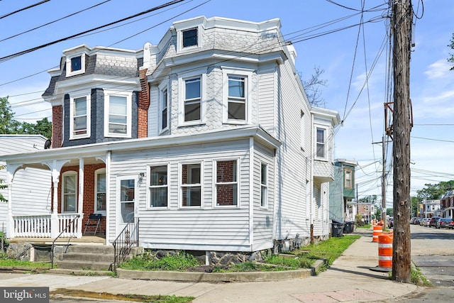 2929 N W St, Wilmington, DE 19802 - view of front of home with a porch and mansard roof