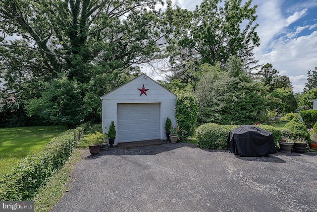 127 Long Rd, King Of Prussia, PA 19406 - detached garage with driveway