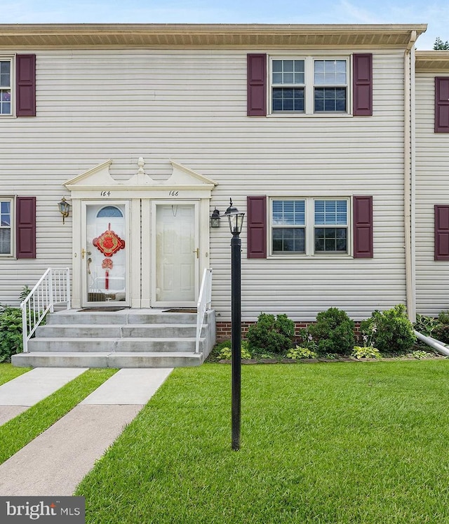 166 Center St Unit 166, Hanover, PA 17331 - townhome / multi-family property featuring a front yard