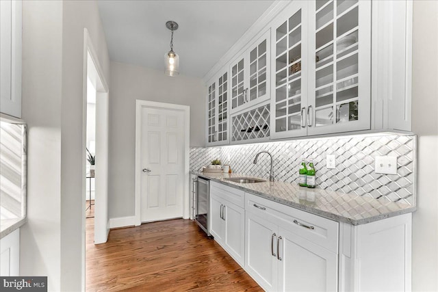 203 Geist View Cir, Media, PA 19063 - indoor wet bar featuring tasteful backsplash, wood finished floors, hanging light fixtures, and dishwasher