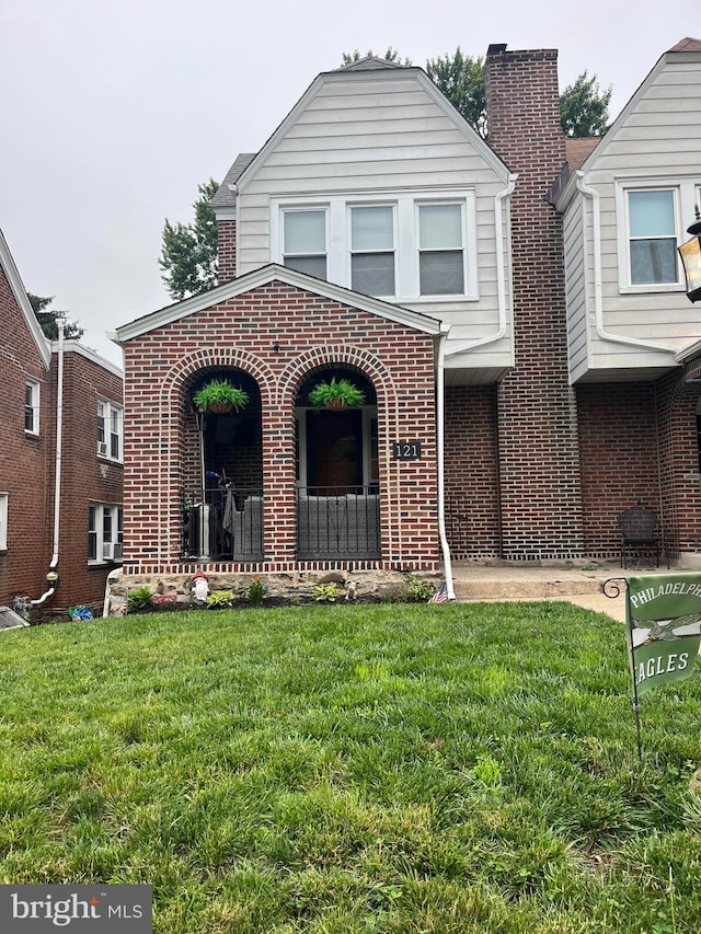 121 Wayne Ave, Springfield, PA 19064 - traditional-style house featuring brick siding and a front yard