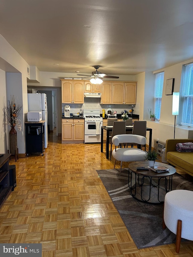 1220 Pine St, Philadelphia, PA 19107 - living room featuring a ceiling fan
