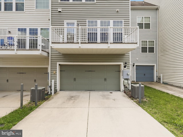 43559 Wheadon Ter, Chantilly, VA 20152 - view of front of house with a garage and concrete driveway