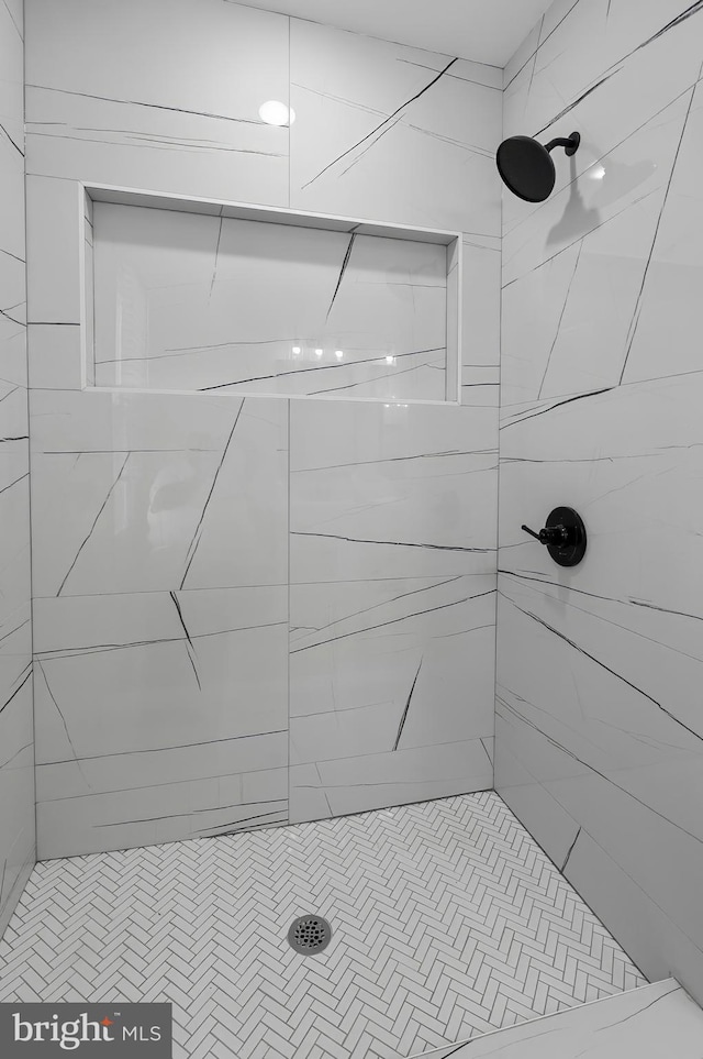 3708 Fairview Ave, Baltimore, MD 21216 - bathroom with a tile shower