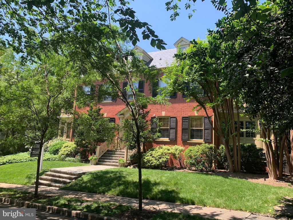 412 N View Ter, Alexandria, VA 22301 - view of front of property with brick siding and a front yard
