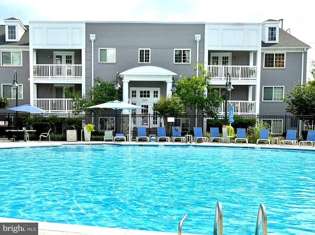 4163 S Four Mile Run Dr Unit 401, Arlington, VA 22204 - view of community pool