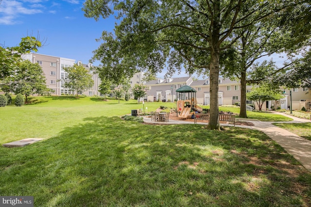 4163 S Four Mile Run Dr Unit 401, Arlington, VA 22204 - view of grassy yard featuring a residential view