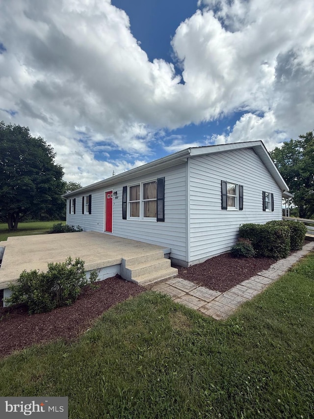 434 Anderson Rd, Martinsburg, WV 25404 - view of front facade with a front lawn