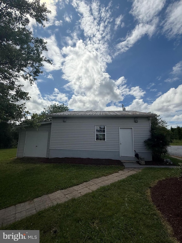 434 Anderson Rd, Martinsburg, WV 25404 - view of outbuilding with a garage